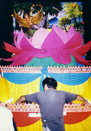 parade5.jpg - 18.5 K