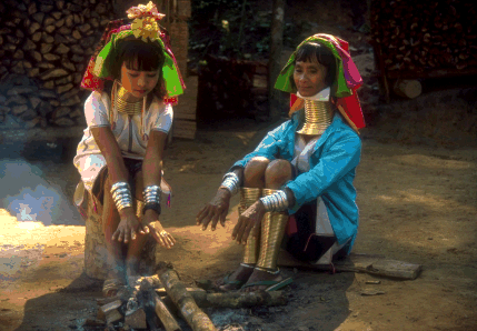 Padong-Frauen am Feuer